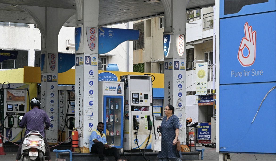 Unprecedented Fuel Price Hike in Afghanistan; Citizens Complain of Serious Economic Problems and Rising Inflation
